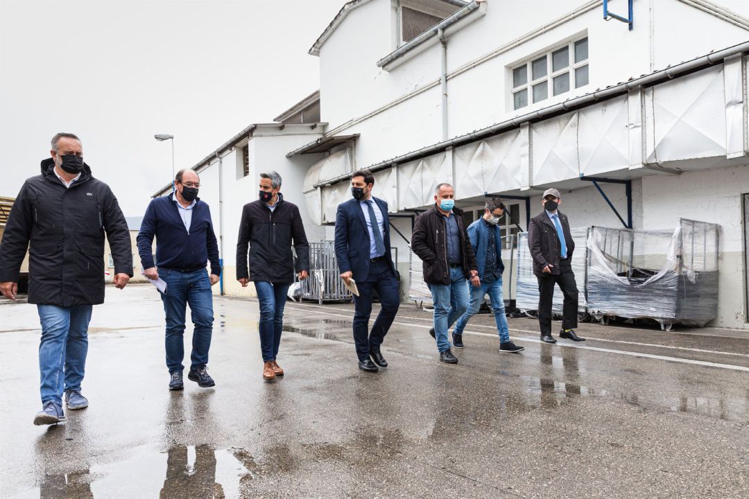 El vicepresidente de Cantabria y consejero de Universidades, Igualdad, Cultura y Deporte, Pablo Zuloaga (tercero por la izquierda), visita la empresa Textil Santanderina, en Cabezón de la Sal. El vicepresidente de Cantabria y consejero de Universidades, Igualdad, Cultura y Deporte, Pablo Zuloaga (tercero por la izquierda), visita la empresa Textil Santanderina, en Cabezón de la Sal.