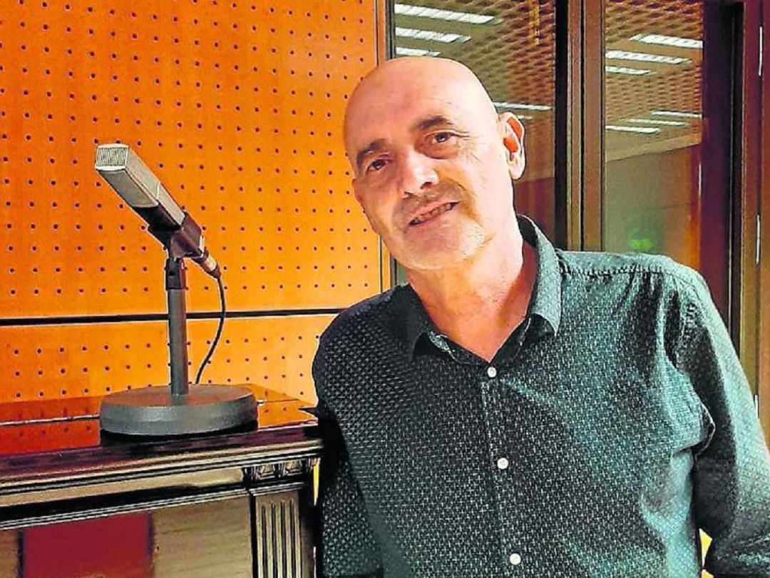 Miguel Mena, en el estudio central de Radio Zaragoza Miguel Mena, en el estudio central de Radio Zaragoza
