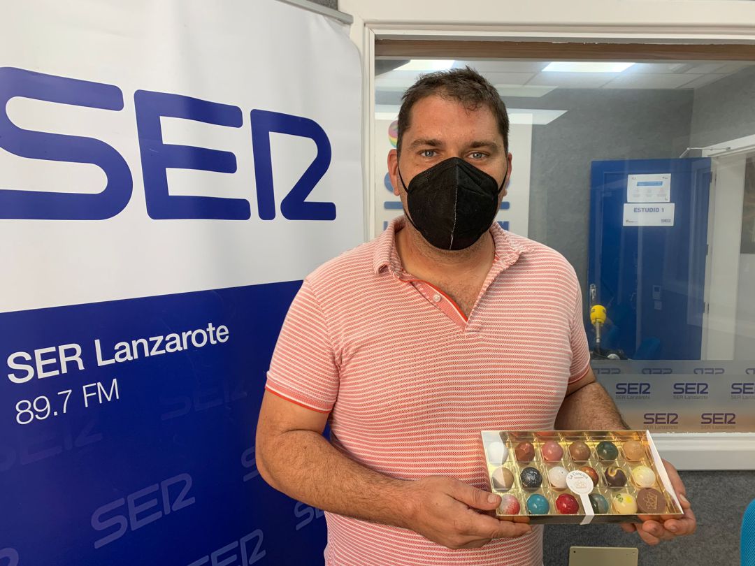 Enrique Martín, pastelero especializado en chocolatería artesanal fundó la Bombonería La Corona tras dar un giro de 180º grados a su vida. Enrique Martín, pastelero especializado en chocolatería artesanal fundó la Bombonería La Corona tras dar un giro de 180º grados a su vida.