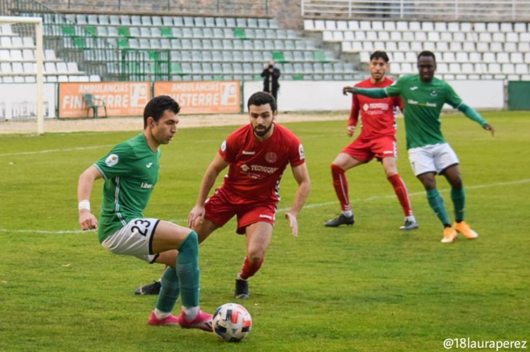 Jugadores del Marchamalo (de rojo) en su última visita al Salto del Caballo Jugadores del Marchamalo (de rojo) en su última visita al Salto del Caballo
