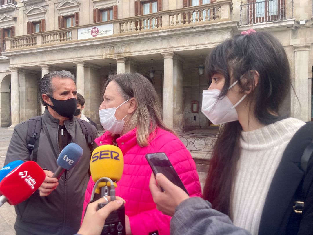 A la izquierda, la abogada de APASOS, María Eugenia Suárez Alba; a la derecha, Nuria Pérez-Cárcamo, la presidenta de la asociación A la izquierda, la abogada de APASOS, María Eugenia Suárez Alba; a la derecha, Nuria Pérez-Cárcamo, la presidenta de la asociación