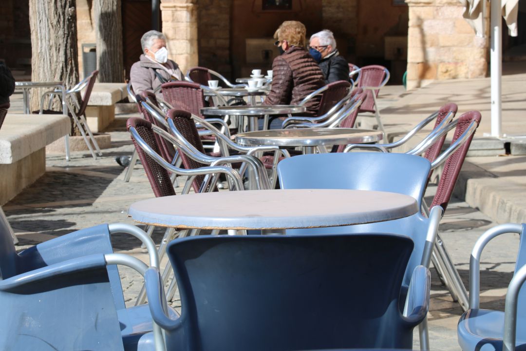 Un grup de dones a la terrassa d'un bar Un grup de dones a la terrassa d'un bar