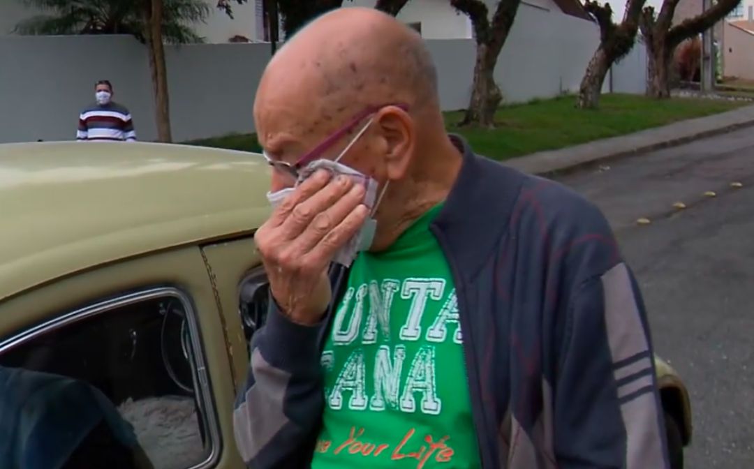 Imagen del profesor recibiendo su coche por sorpresa ante el medio brasileño RPC. Imagen del profesor recibiendo su coche por sorpresa ante el medio brasileño RPC.