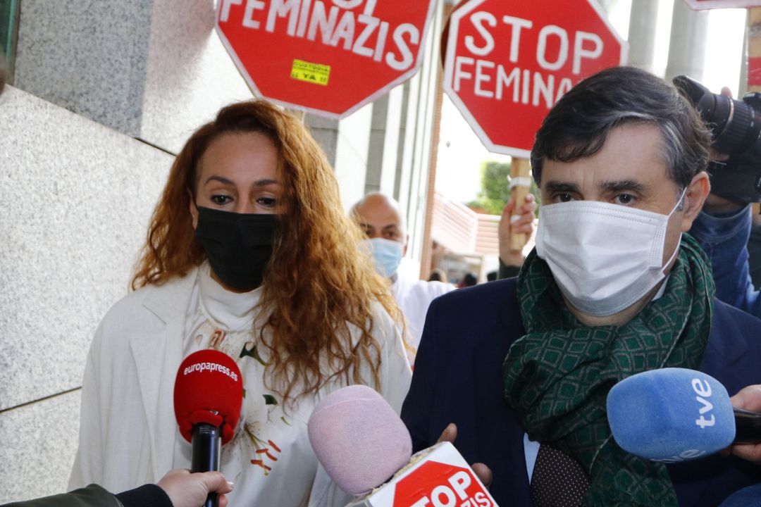 Rocío Carrasco acude al juicio por la demanda civil interpuesta por Antonio David Flores por impago de la pensión de sus hijos. Rocío Carrasco acude al juicio por la demanda civil interpuesta por Antonio David Flores por impago de la pensión de sus hijos.