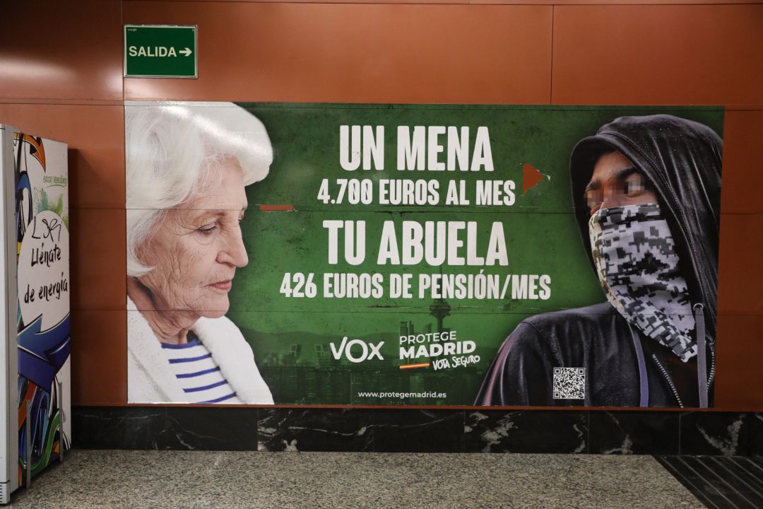Cartel electoral de Vox en la estación de cercanías de Sol. Cartel electoral de Vox en la estación de cercanías de Sol.