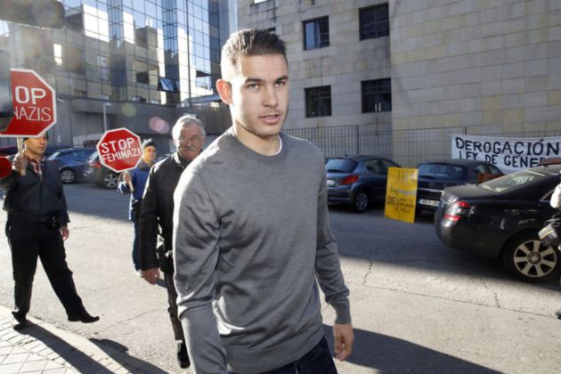 Pancartas de "STOP Feminazis" en los juzgados el día de la declaración de Lucas Hernández en Madrid Pancartas de "STOP Feminazis" en los juzgados el día de la declaración de Lucas Hernández en Madrid