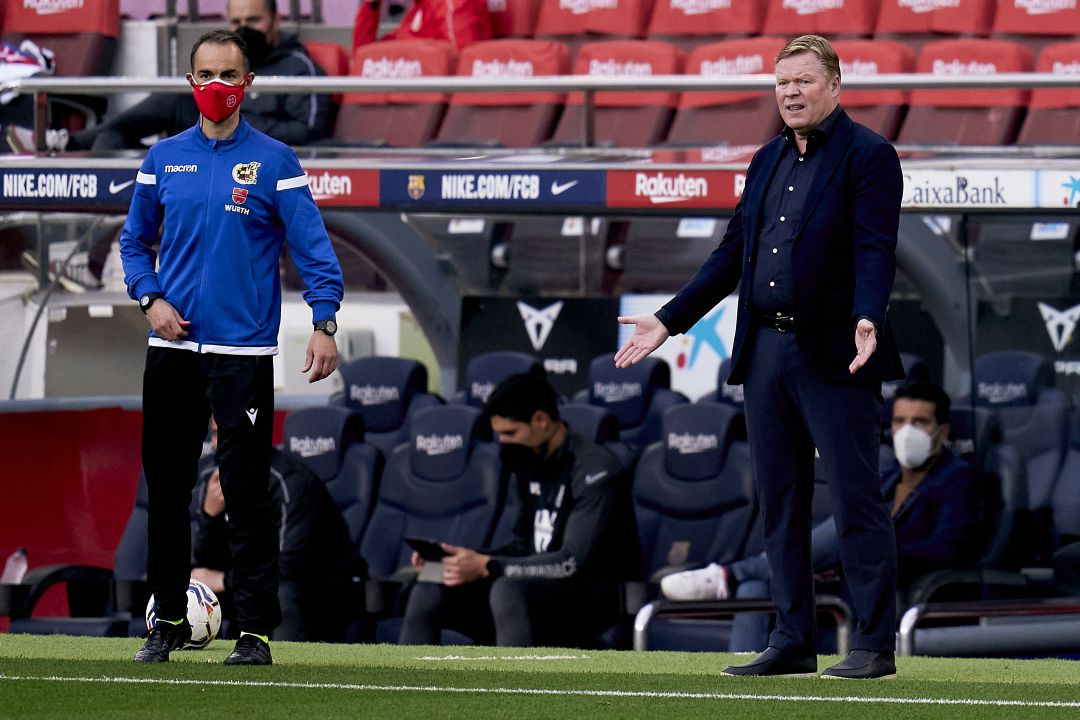 Protestas de Ronald Koeman en el partido frente al Granada Protestas de Ronald Koeman en el partido frente al Granada