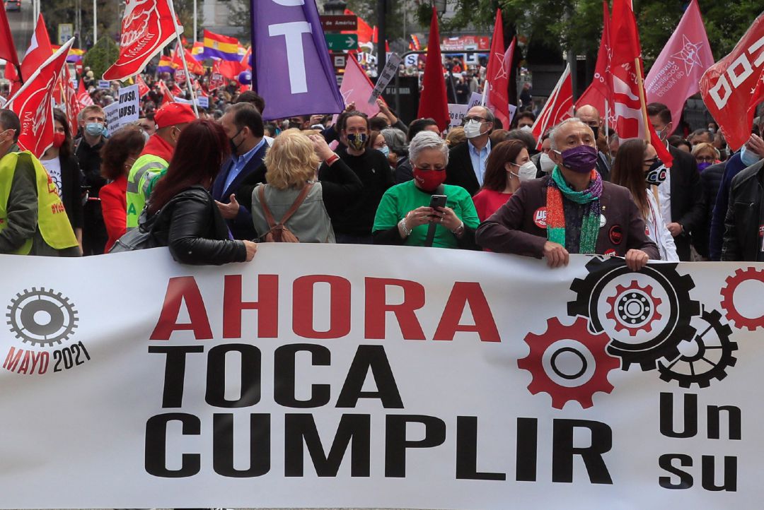 El secretario general de UGT, Pepe Álvarez (d), en la cabecera de la manifestación del Primero de Mayo, este sábado en Madrid. El secretario general de UGT, Pepe Álvarez (d), en la cabecera de la manifestación del Primero de Mayo, este sábado en Madrid.
