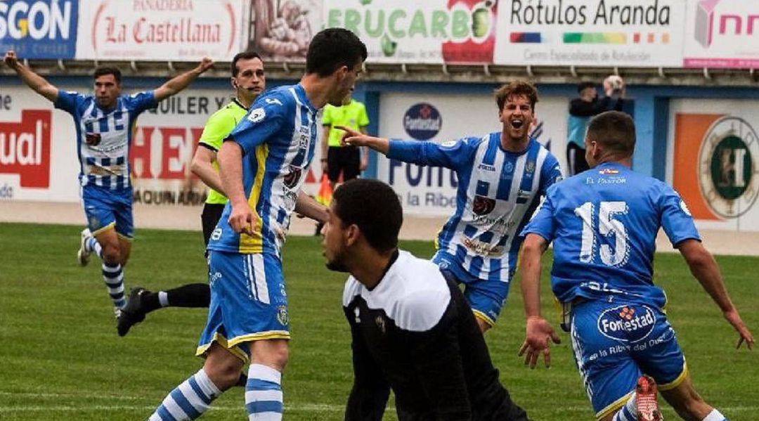 Los blanquiazules celebran el tanto de Santín en el reciente duelo frente al Bembibre. Los blanquiazules celebran el tanto de Santín en el reciente duelo frente al Bembibre.