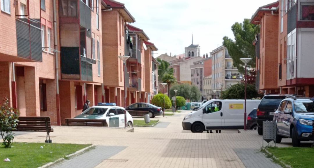 La Guardia Civil se ha personado en el domicilio donde ha sido encontrado el cadáver La Guardia Civil se ha personado en el domicilio donde ha sido encontrado el cadáver