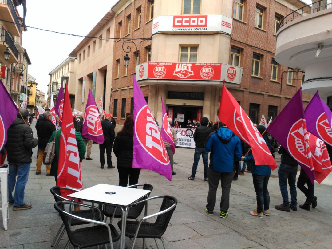 Tras el paréntesis de 2020 por el confinamiento domiciliario obligado por la pandemia CCOO y UGT han recuperado la conmemoración presencial del 1º de Mayo Tras el paréntesis de 2020 por el confinamiento domiciliario obligado por la pandemia CCOO y UGT han recuperado la conmemoración presencial del 1º de Mayo