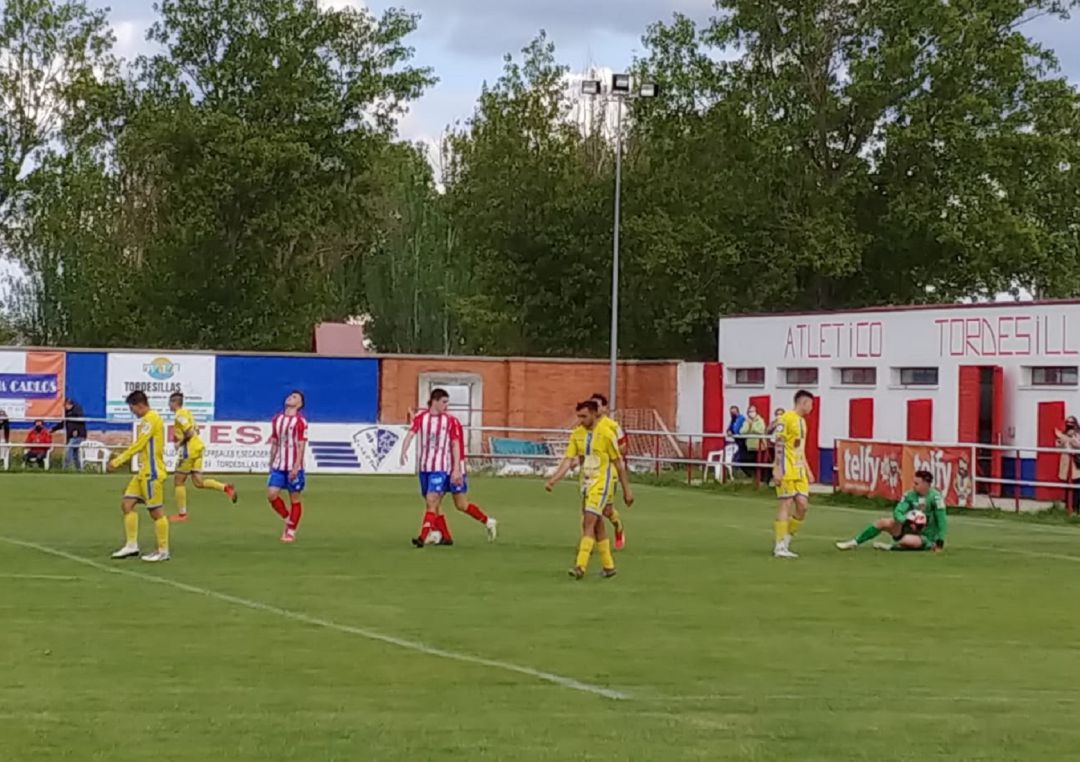 Una acción de juego en Las Salinas entre ribereños y tordesillanos. Una acción de juego en Las Salinas entre ribereños y tordesillanos.