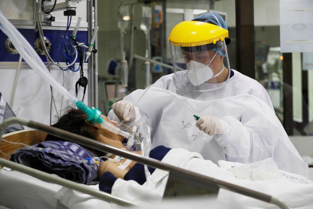 Personal médico trabaja hoy en una unidad de cuidados intensivos Personal médico trabaja hoy en una unidad de cuidados intensivos