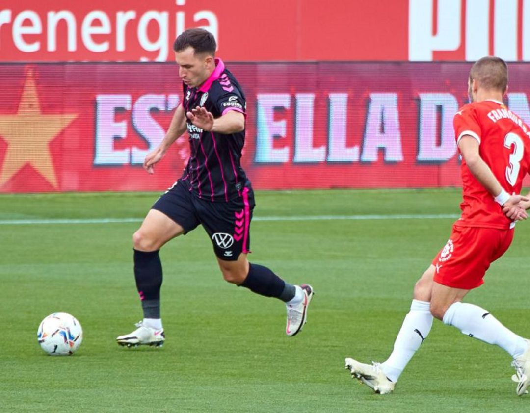 Kakabadze, frente al goleador Franquesa. Kakabadze, frente al goleador Franquesa.