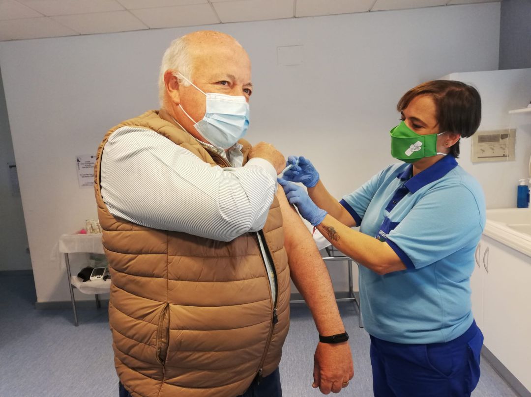 El consejero de Salud, Jesús Aguirre, recibiendo hoy la vacuna en el centro de Salud del Sector Sur en Córdoba El consejero de Salud, Jesús Aguirre, recibiendo hoy la vacuna en el centro de Salud del Sector Sur en Córdoba