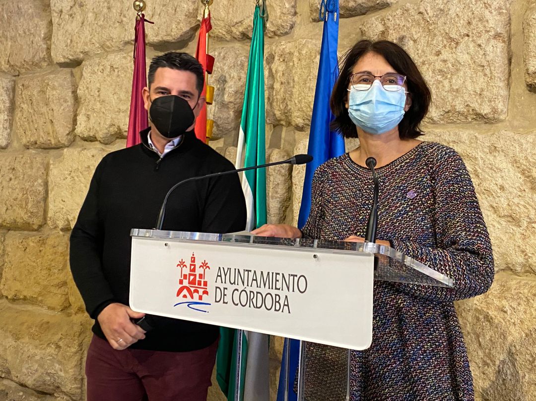 Pedro García y Amparo Pernichi durante una rueda de prensa Pedro García y Amparo Pernichi durante una rueda de prensa