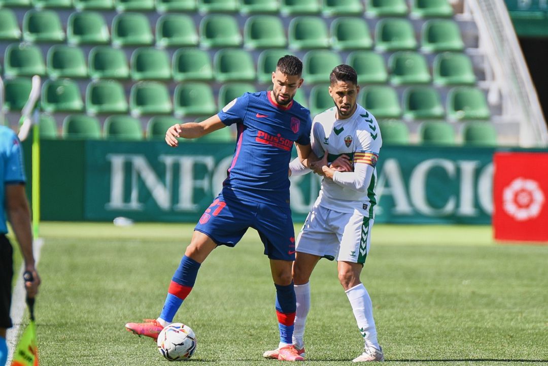 Carrasco controla el balón ante la marca de Fidel Chaves Carrasco controla el balón ante la marca de Fidel Chaves