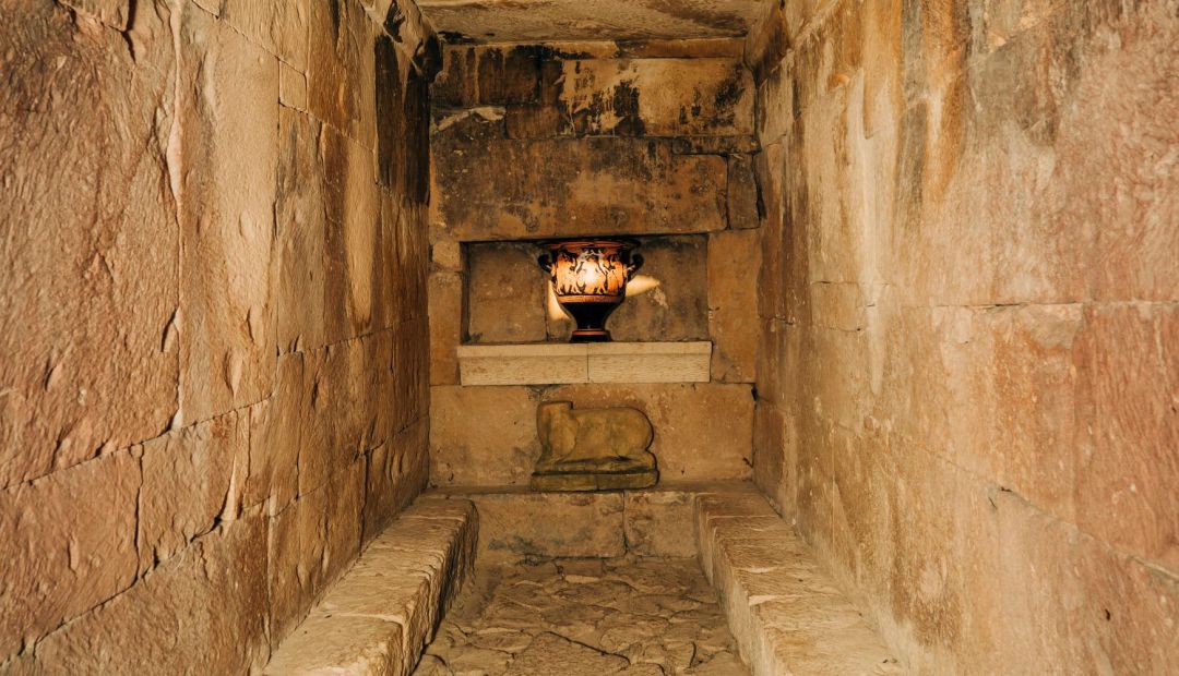 Interior de la Cámara Sepulcral de Toya. Interior de la Cámara Sepulcral de Toya.