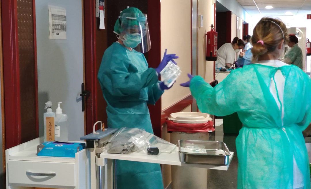 Atención en una planta Covid en un hospital andaluz. Atención en una planta Covid en un hospital andaluz.