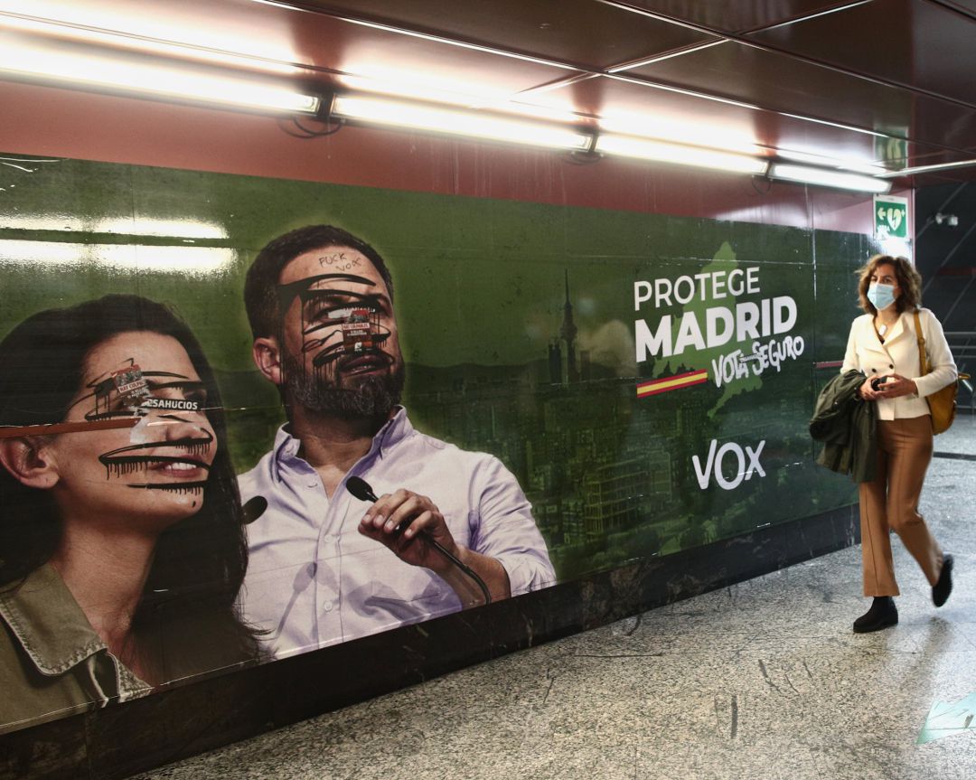 Pintan un cartel de Vox en la estación de Sol Pintan un cartel de Vox en la estación de Sol