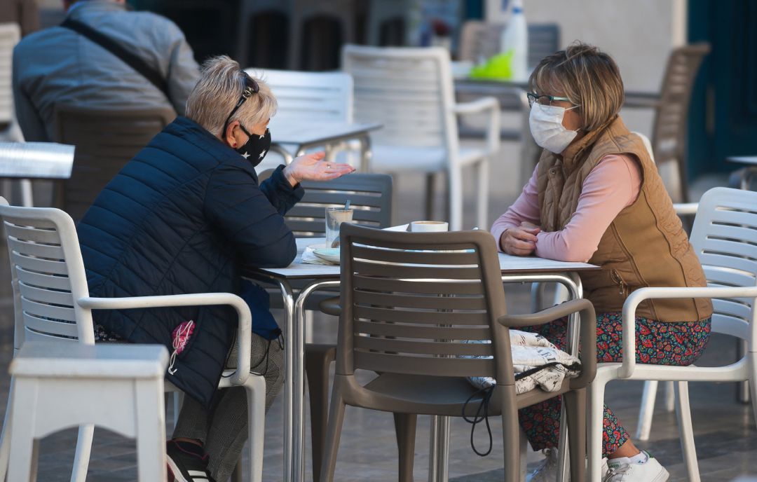 Consumidores de terrazas, bares y cafeterías de Málaga portan sus mascarillas ante la obligatoriedad por parte de la Junta de Andalucía de ponérselas mientras no se esté consumiendo. Málaga a 26 de octubre 2020 Consumidores de terrazas, bares y cafeterías de Málaga portan sus mascarillas ante la obligatoriedad por parte de la Junta de Andalucía de ponérselas mientras no se esté consumiendo. Málaga a 26 de octubre 2020