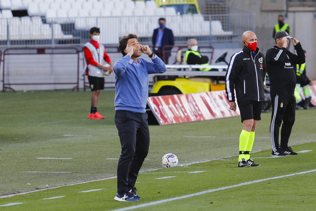 Rubi pidiendo cabeza y paciencia en su primer partido con el Almería. Rubi pidiendo cabeza y paciencia en su primer partido con el Almería.