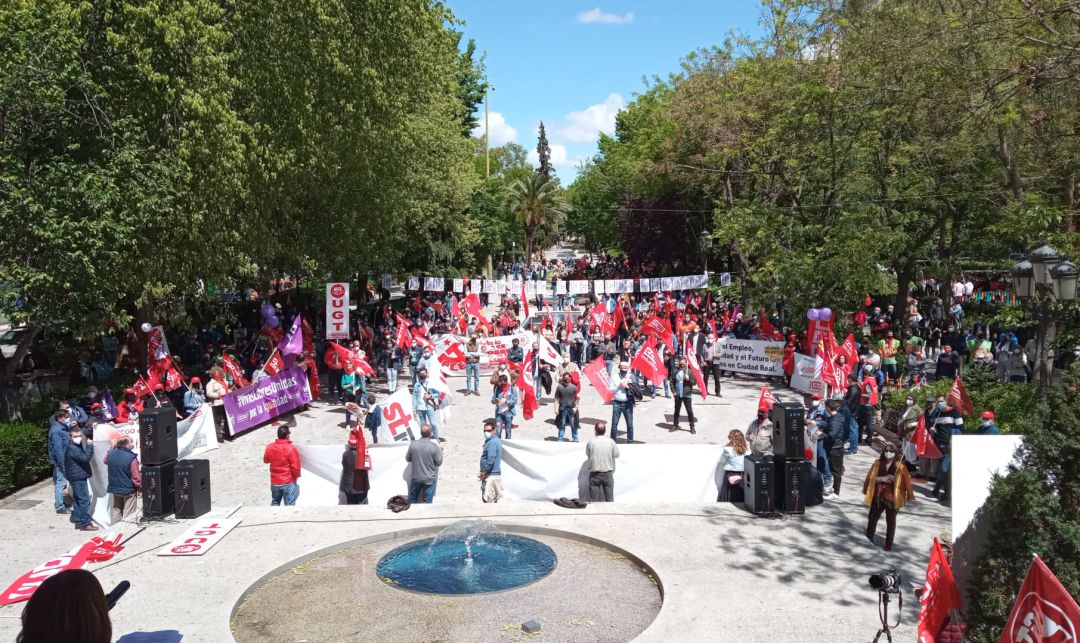 Asistentes al cierre de la manifestación del Primero de Mayo en la Concha de la Música en Puertollano Asistentes al cierre de la manifestación del Primero de Mayo en la Concha de la Música en Puertollano