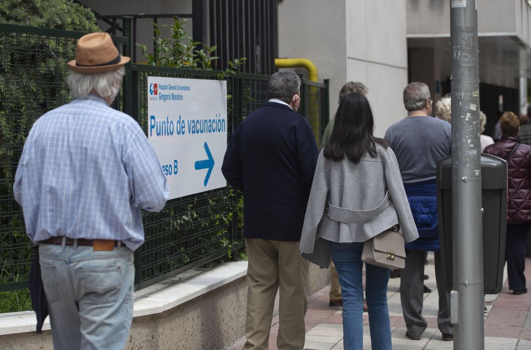 Varias personas esperan para recibir la vacuna contra la COVID-19 en Madrid Varias personas esperan para recibir la vacuna contra la COVID-19 en Madrid