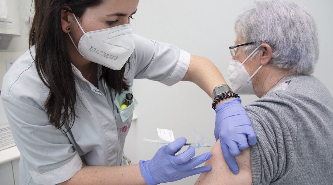 Pacientes de muy alto riesgo de Navarra reciben la vacuna RNA en el Servicio de Oncología del CHN. Pacientes de muy alto riesgo de Navarra reciben la vacuna RNA en el Servicio de Oncología del CHN.