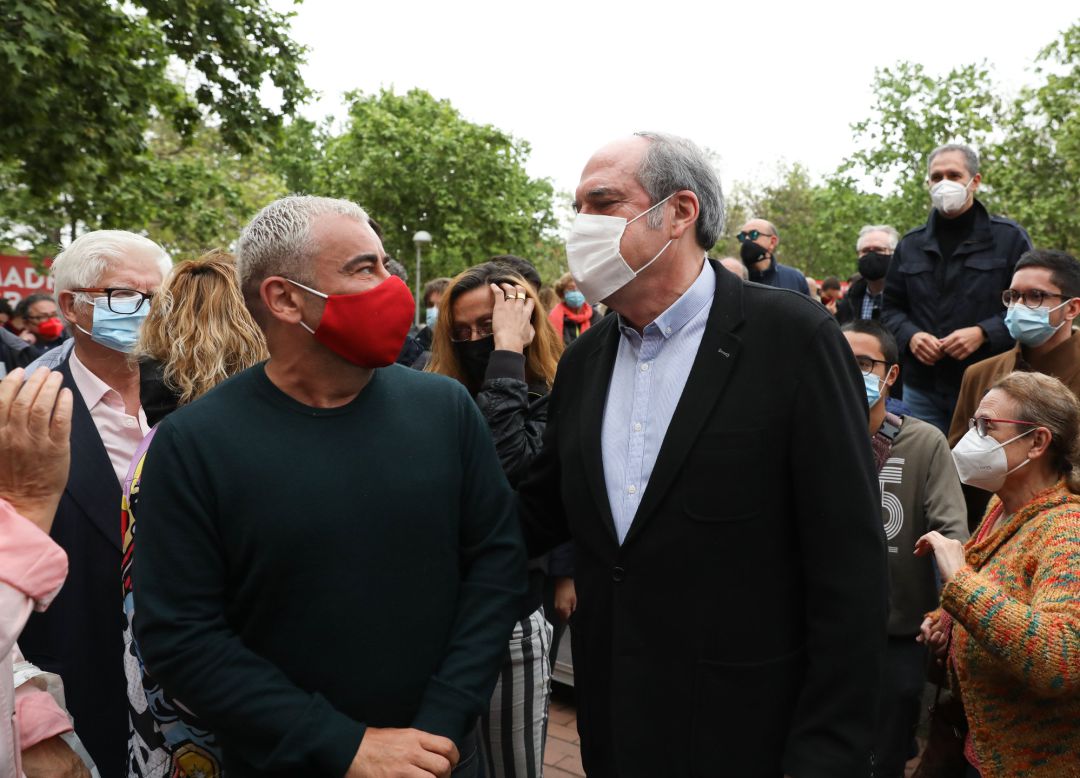 El presentador Jorge Javier Vázquez y el candidato socialista a la Presidencia de la Comunidad de Madrid, Ángel Gabilondo durante un acto de campaña en Vallecas. El presentador Jorge Javier Vázquez y el candidato socialista a la Presidencia de la Comunidad de Madrid, Ángel Gabilondo durante un acto de campaña en Vallecas.