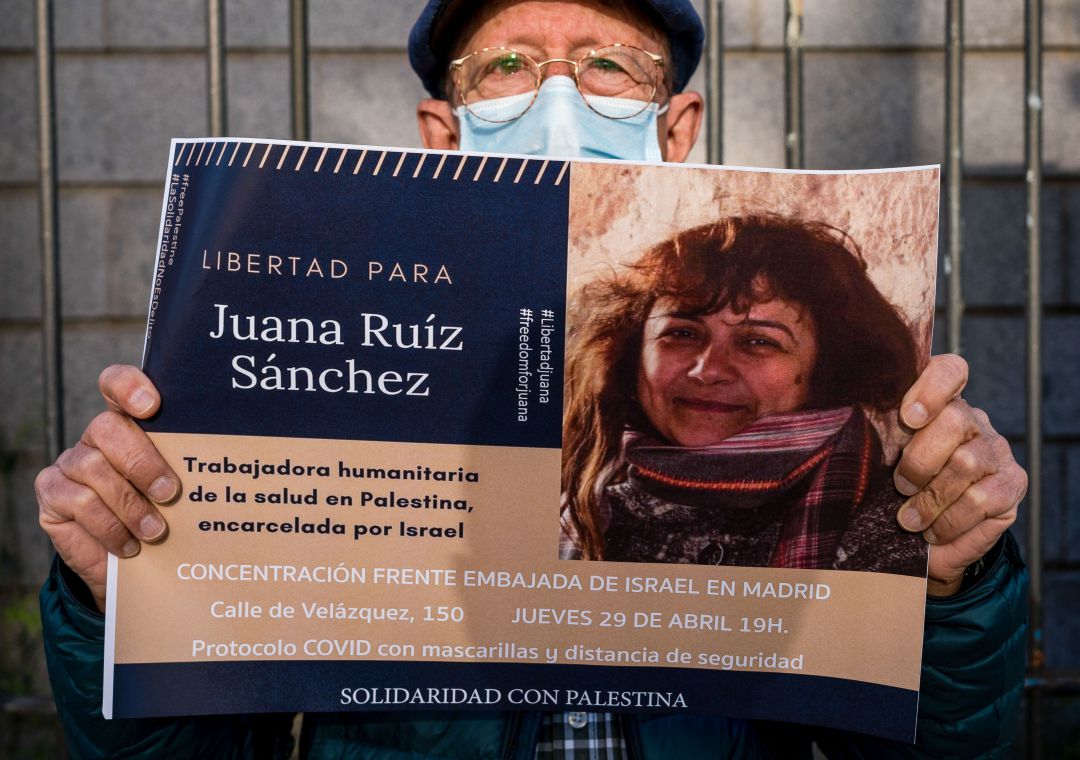 Un hombre lleva una pancarta pidiendo la libertad para Juan Ruíz Sánchez Un hombre lleva una pancarta pidiendo la libertad para Juan Ruíz Sánchez