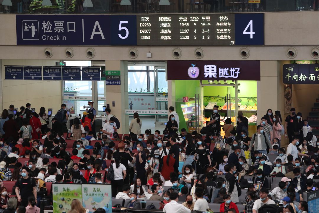 Multitud de pasajeros en la estación de tren de Hankou, en Wuhan, deciden viajar durante este período vacacional a inicios del mes de mayo Multitud de pasajeros en la estación de tren de Hankou, en Wuhan, deciden viajar durante este período vacacional a inicios del mes de mayo