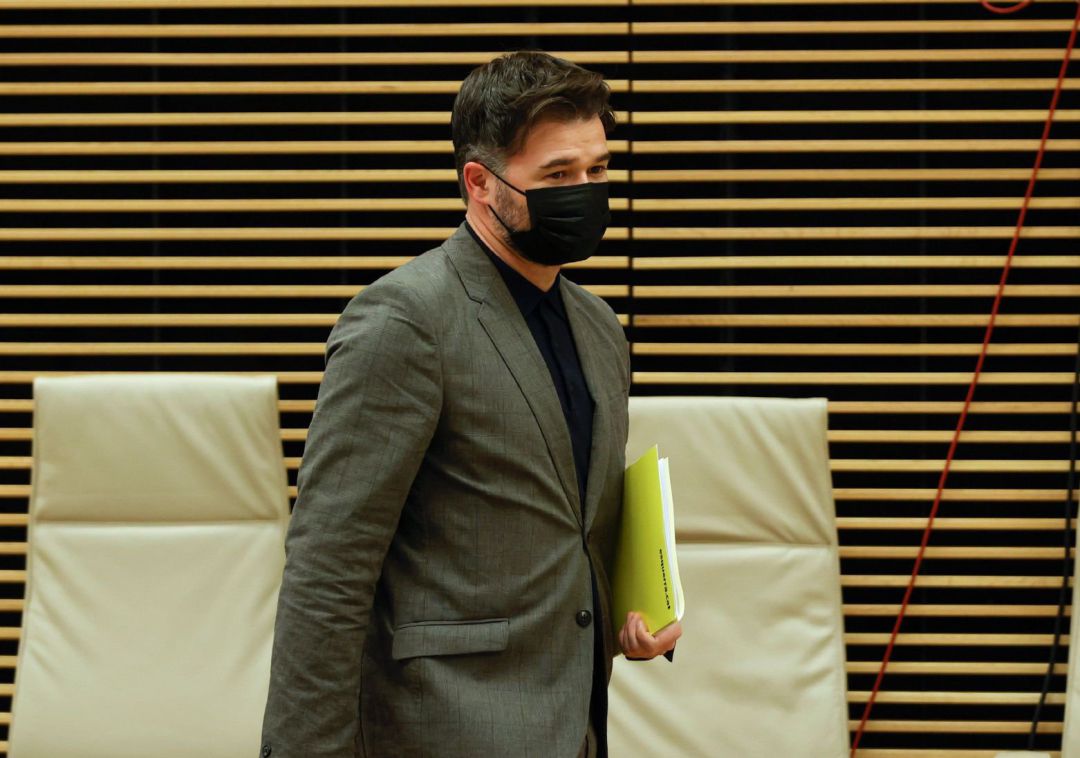 El portavoz de ERC Gabriel Rufián, a su llegada a una sesión de la comisión parlamentaria que investiga el presunto uso partidista de los medios del Ministerio de Interior para espiar a Luis Bárcenas. El portavoz de ERC Gabriel Rufián, a su llegada a una sesión de la comisión parlamentaria que investiga el presunto uso partidista de los medios del Ministerio de Interior para espiar a Luis Bárcenas.