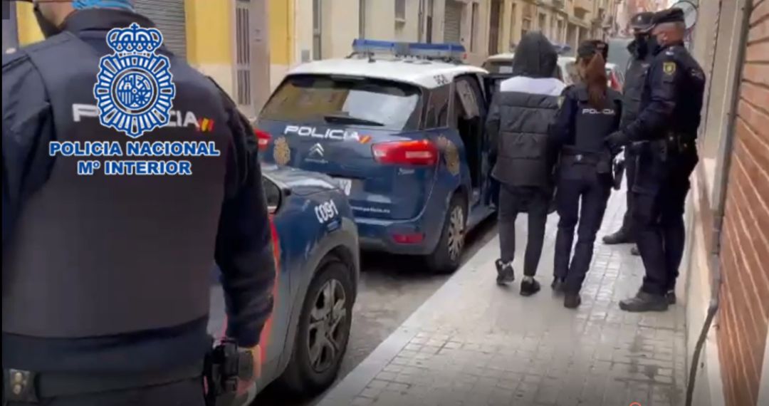Agentes de la Policía Nacional de la Comisaría de Alcoy detuvieron a los cabecillas de la red de prostitución. Agentes de la Policía Nacional de la Comisaría de Alcoy detuvieron a los cabecillas de la red de prostitución.