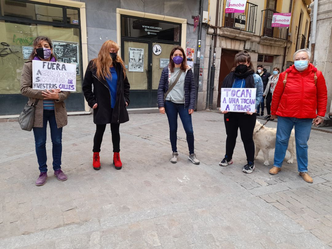 Las convocantes han exhibido carteles manifestando su rechazo a las agresiones sexuales y su solidaridad con las agredidas Las convocantes han exhibido carteles manifestando su rechazo a las agresiones sexuales y su solidaridad con las agredidas