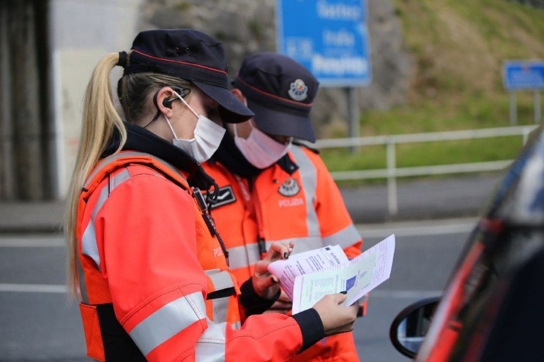 Agentes de la Ertzaintza en un control de movilidad Agentes de la Ertzaintza en un control de movilidad
