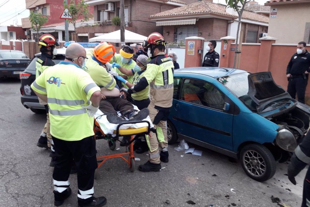 Bomberos auxilian a un conductor de 72 años tras sufrir un accidente en Urbanización Mediterráneo Bomberos auxilian a un conductor de 72 años tras sufrir un accidente en Urbanización Mediterráneo