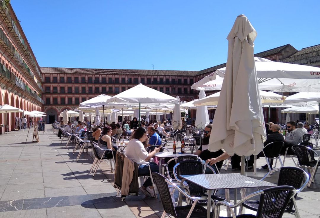 Veladores en la Plaza de la Corredera, en Córdoba. Veladores en la Plaza de la Corredera, en Córdoba.