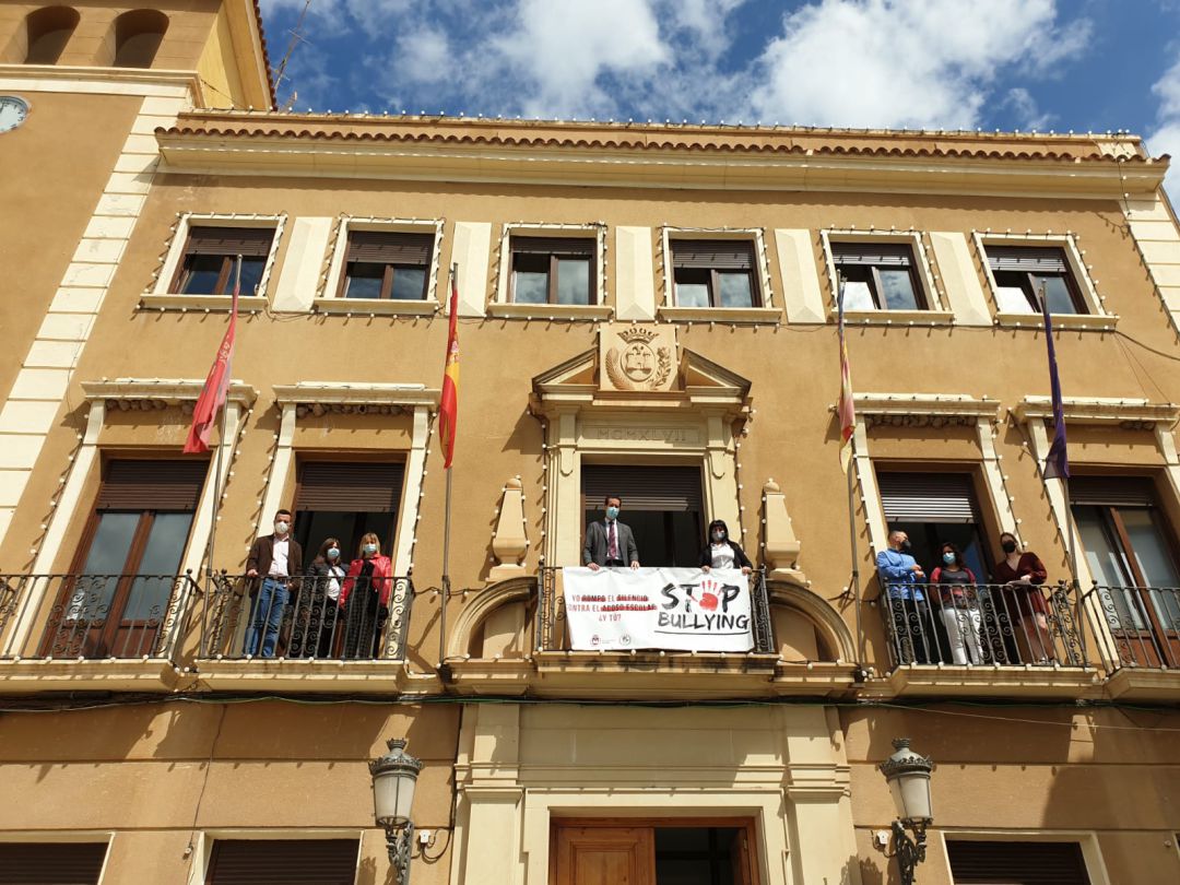 Pancarta contra el acoso escolar en el Ayuntamiento de Elda Pancarta contra el acoso escolar en el Ayuntamiento de Elda