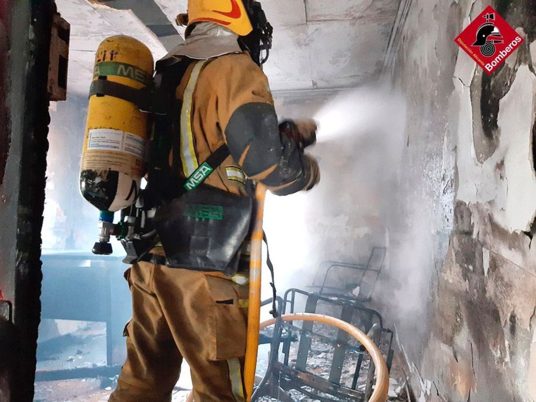 Bomberos sofocando el fuego iniciado en una nave industrial abandonada en Elda Bomberos sofocando el fuego iniciado en una nave industrial abandonada en Elda