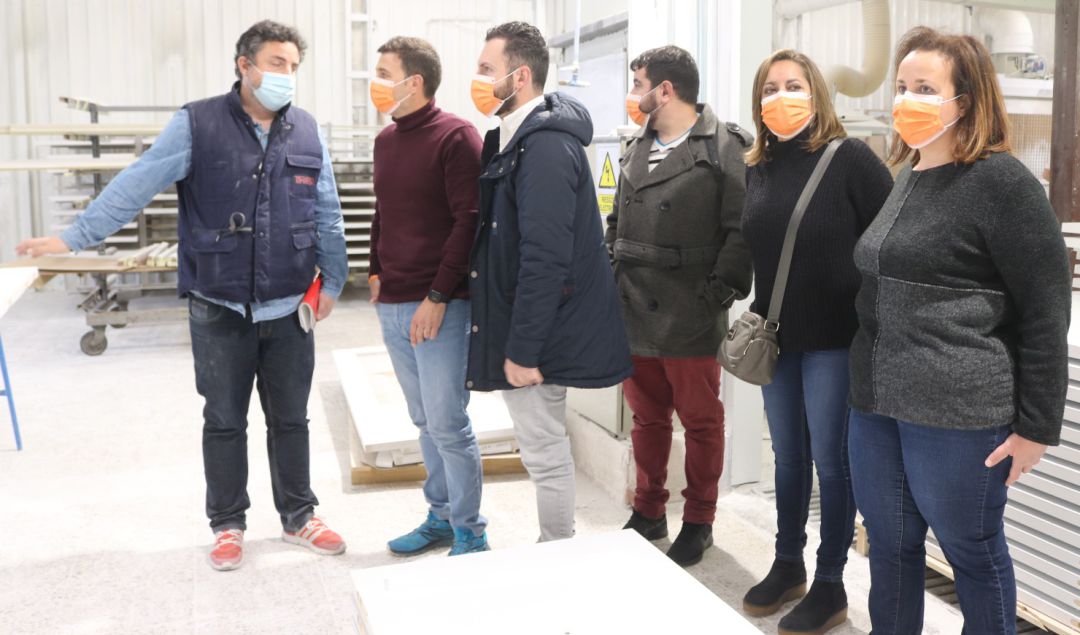 El diputado naranja en Jaén, Ildefonso Ruiz (segundo por la izquierda) durante su visita a la fábrica instalada en Sacedón (Guadalajara). El diputado naranja en Jaén, Ildefonso Ruiz (segundo por la izquierda) durante su visita a la fábrica instalada en Sacedón (Guadalajara).