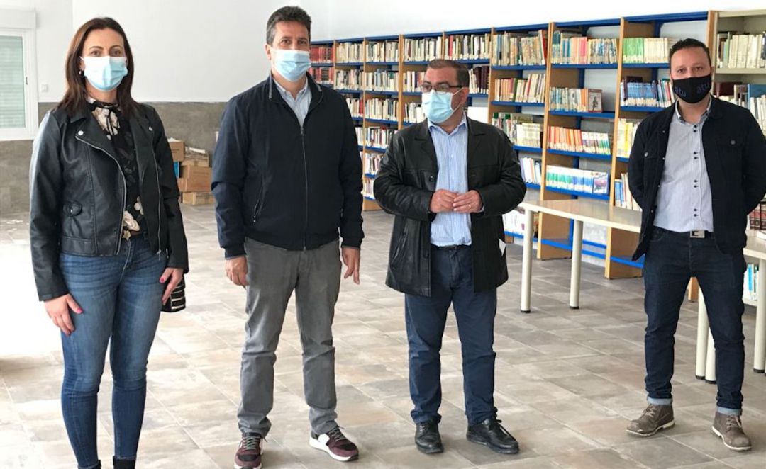 El diputado de Infraestructuras Municipales, José Castro (tercero por la izquierda), durante su visita al Edificio de Usos Múltiples de Jamilena. El diputado de Infraestructuras Municipales, José Castro (tercero por la izquierda), durante su visita al Edificio de Usos Múltiples de Jamilena.