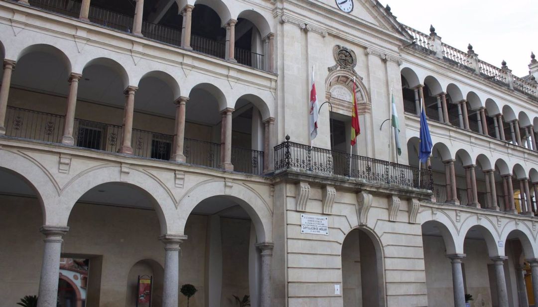 Fachada principal del Ayuntamiento de Andújar. Fachada principal del Ayuntamiento de Andújar.