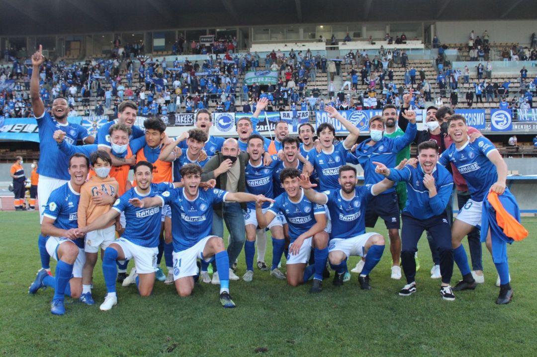 Fiesta xerecista en Chapín tras el final del partido ante el Ciudad de Lucena Fiesta xerecista en Chapín tras el final del partido ante el Ciudad de Lucena