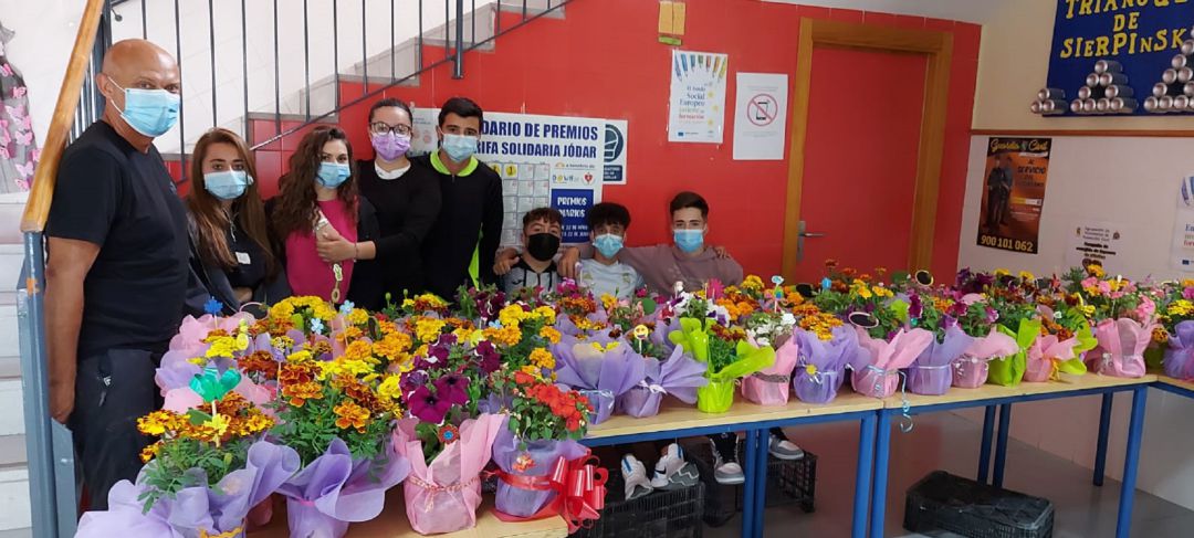 Un grupo de alumnos y alumnas, acompañados por un profesor, en la exposición Un grupo de alumnos y alumnas, acompañados por un profesor, en la exposición