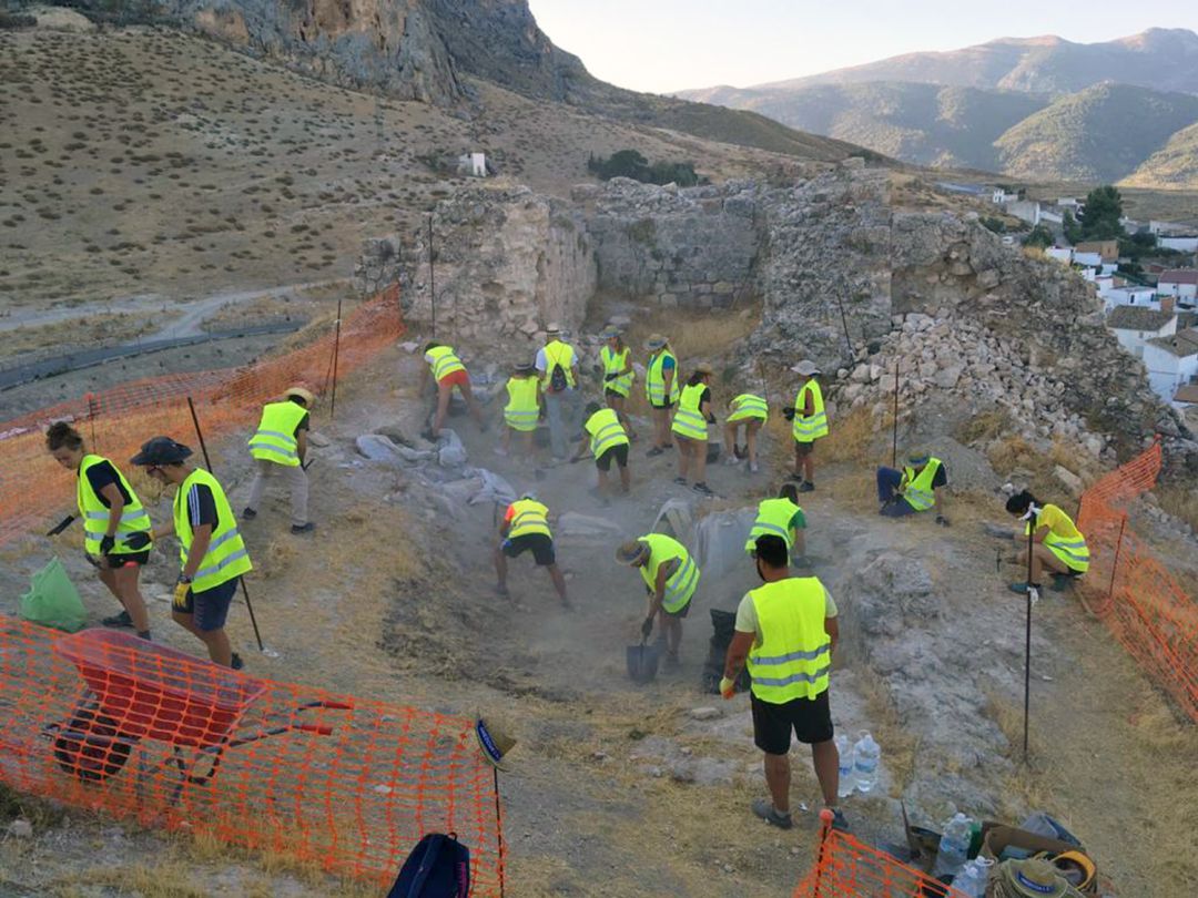 Grupo de voluntarios en anteiores campos de trabajo en el Castillo Nuevo de Bedmar Grupo de voluntarios en anteiores campos de trabajo en el Castillo Nuevo de Bedmar