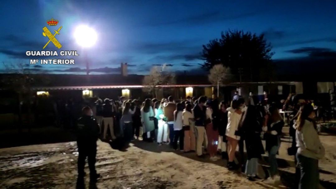 Más de 400 estudiantes fueron desalojados de una macrofiesta universitaria en Ciempozuelos (Madrid) este viernes Más de 400 estudiantes fueron desalojados de una macrofiesta universitaria en Ciempozuelos (Madrid) este viernes