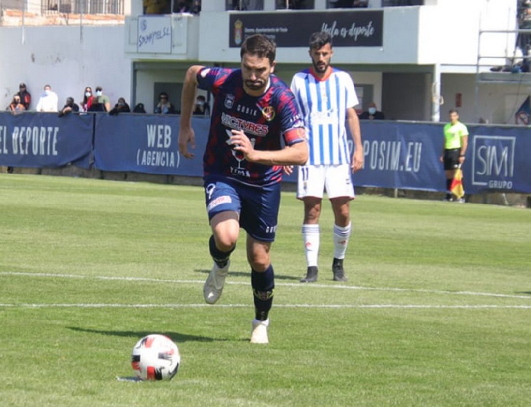 Iker Torre golpea el balón para anotar su gol de penalti Iker Torre golpea el balón para anotar su gol de penalti