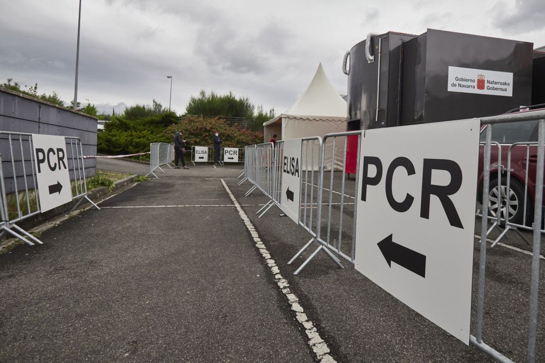 Varios carteles indican la dirección para someterse a un test PCR en un dispositivo de vacunación contra el Covid-19 Varios carteles indican la dirección para someterse a un test PCR en un dispositivo de vacunación contra el Covid-19