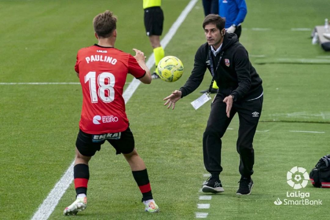 Pineda, conectado por pinganillo con el palco, dirigió al equipo a pie de campo. Pineda, conectado por pinganillo con el palco, dirigió al equipo a pie de campo.